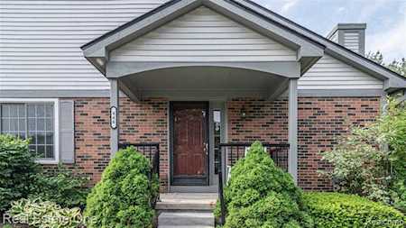 446 Nicolet St Walled Lake, MI 48390