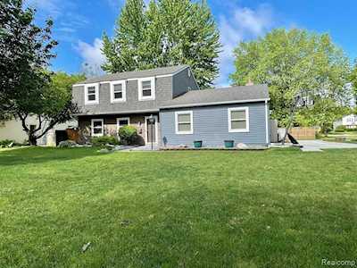 2769 Renshaw Dr Troy, MI 48085