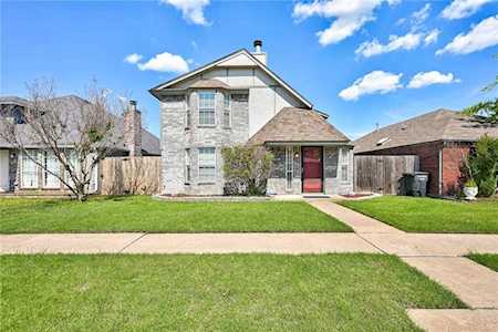 2118 Lakecrest Dr Moore, OK 73170