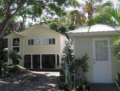 517 Ohio Ave Crystal Beach, FL 34681