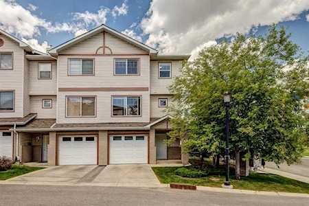 2 Dover Mews SE Calgary, AB T2B 0P6