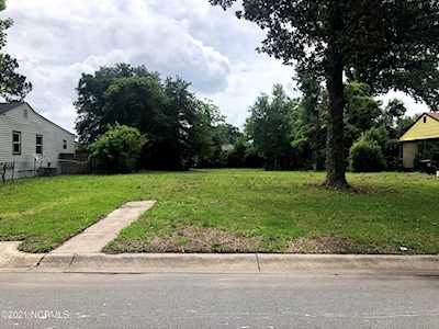 914 Meadows St New Bern, NC 28562