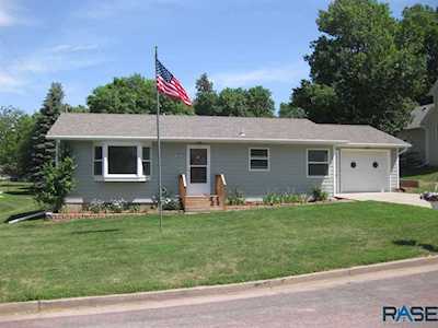 704 E 9Th St Dell Rapids, SD 57022