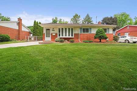 529 Rewold Dr Rochester, MI 48307