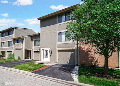 493 Canterbury Trl Roselle, IL 60172