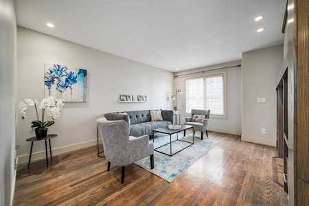2421 29 St SW #5 Calgary, AB T3E 2K3