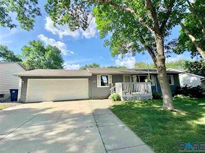 112 E Cedar St Brandon, SD 57005