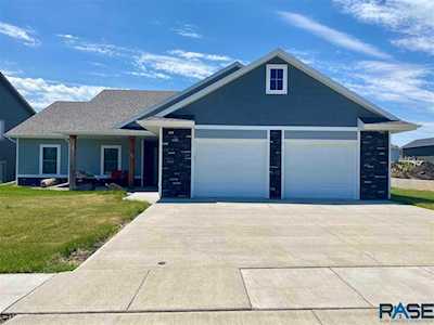 1403 Oak Creek Rd Dell Rapids, SD 57022