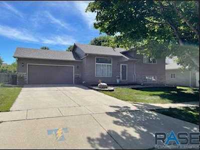 616 Hickory Ln Harrisburg, SD 57032