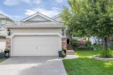 10 Valley Ponds Crescent NW Calgary, AB T3B 5T4