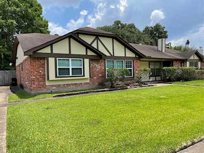 3811 Quiet Place Dr Houston, TX 77082