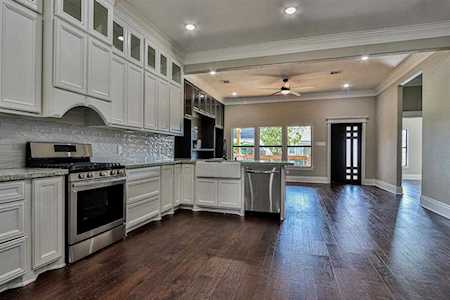 2010 Everett St Houston, TX 77009
