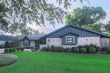 15618 Lakeview Dr Jersey Village, TX 77040