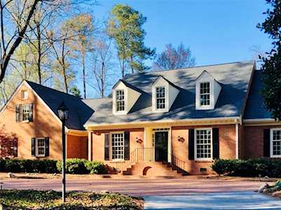 520 Valley Hall Dr Sandy Springs, GA 30350
