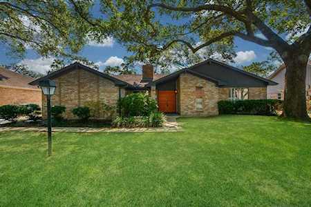 2715 Fairway Dr Sugar Land, TX 77478