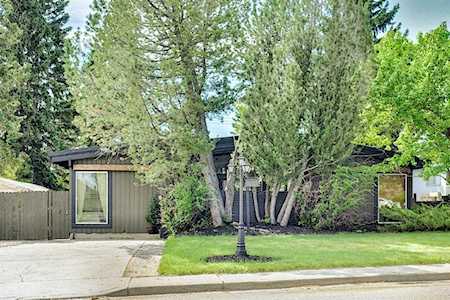 20 Southampton Dr SW Calgary, AB T2W 0T5