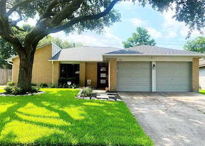 725 Canyon Springs Dr La Porte, TX 77571