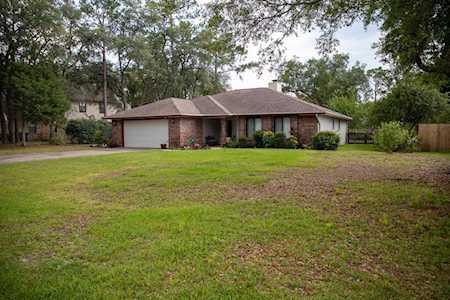 210 Oakwood Circle Niceville, FL 32578