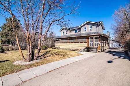 5724 50 Ave Lacombe, AB T4L 1K7
