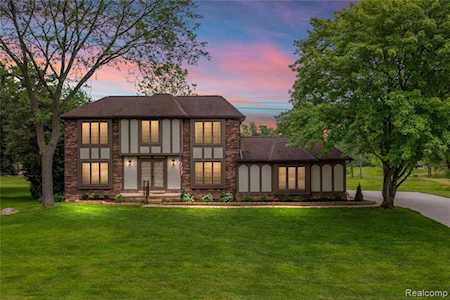 37155 Tina Dr Farmington Hills, MI 48335