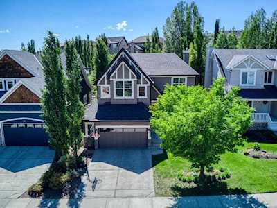 33 Tusslewood Dr NW Calgary, AB T3L 2M6