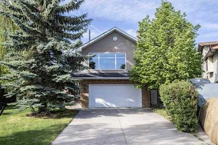 64 Hawksley Crescent NW Calgary, AB T3G 3C4