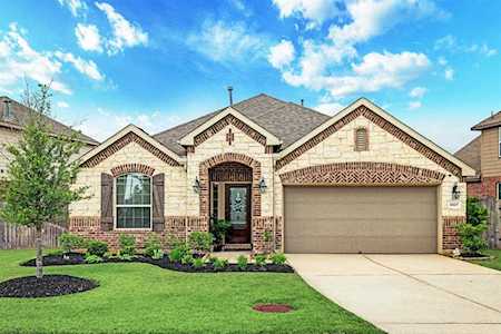 18107 Fernwood Bend Dr Tomball, TX 77377