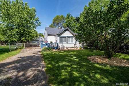 8921 Deering St Livonia, MI 48150