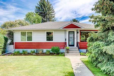 5404 Thornton Rd NW Calgary, AB T2K 3B7