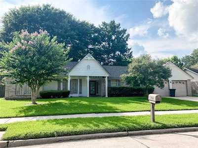 710 Essex Dr Friendswood, TX 77546