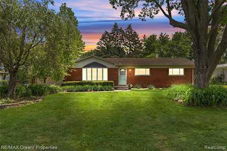 24404 Glenda St Novi, MI 48375