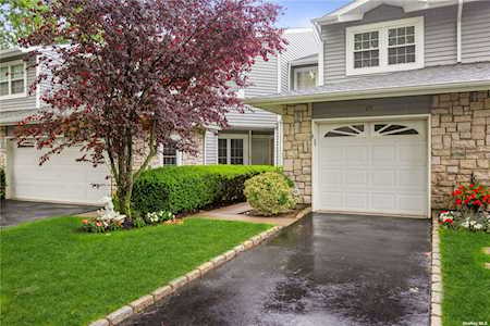 19 Hampshire Court Holbrook, NY 11741