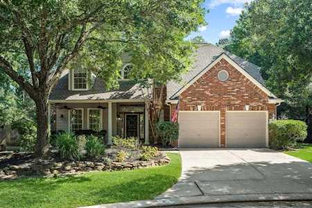 2 Hobbit Glen Dr The Woodlands, TX 77384