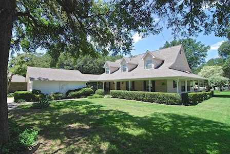 2316 Lakewood Court Granbury, TX 76049