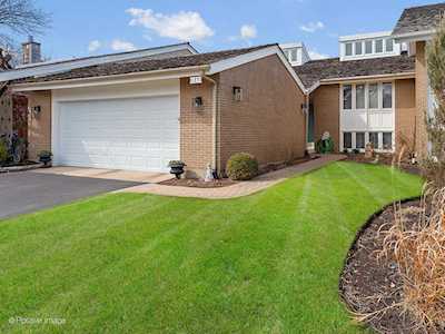135 Briarwood Ave Oak Brook, IL 60523