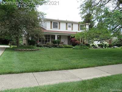966 Huntsford Dr Troy, MI 48084