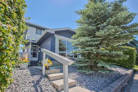 23 Woodglen Crescent SW Calgary, AB T2W 4L1
