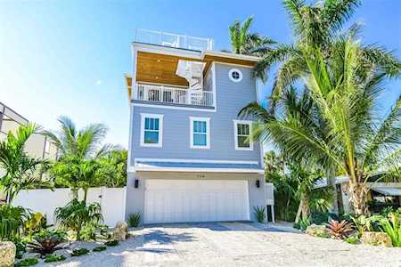 104 5th St S Bradenton Beach, FL 34217