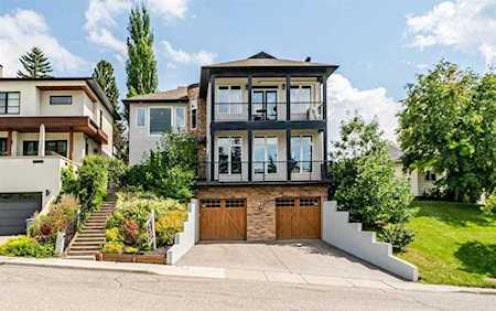 2 Hawthorne Crescent NW Calgary, AB T2N 3V4