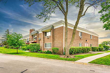 10389 Dearlove Rd #2F Glenview, IL 60025