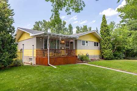 2643 Charlebois Dr NW Calgary, AB T2L 0T5