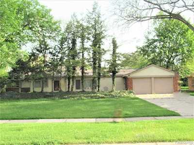 33906 Alta Loma Dr Farmington, MI 48335