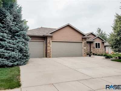 216 E Poplar Dr Lennox, SD 57039