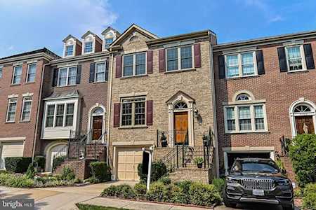 6304 Barcroft Mews Dr Falls Church, VA 22041
