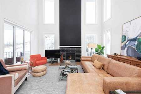 249 Discovery Dr SW Calgary, AB T3H 6A2