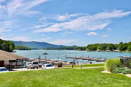 1245 Graves Harbor Huddleston, VA 24104