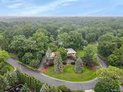 31275 E Stonewood Ct Farmington Hills, MI 48334