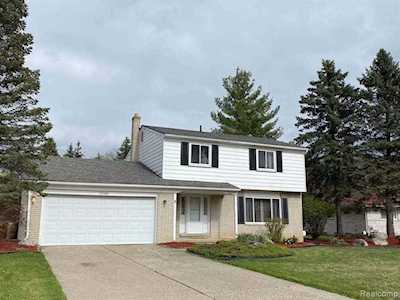 25100 Branchaster Rd Farmington Hills, MI 48336