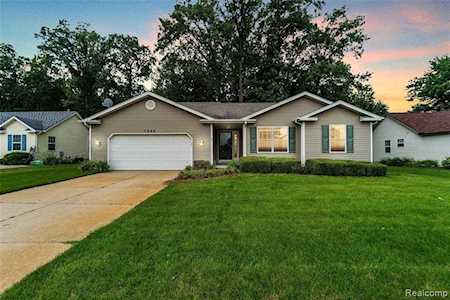 7092 Glen Oak Dr Grand Blanc Twp, MI 48439