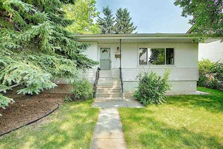 420 Thornhill Place NW Calgary, AB T2K 2S5